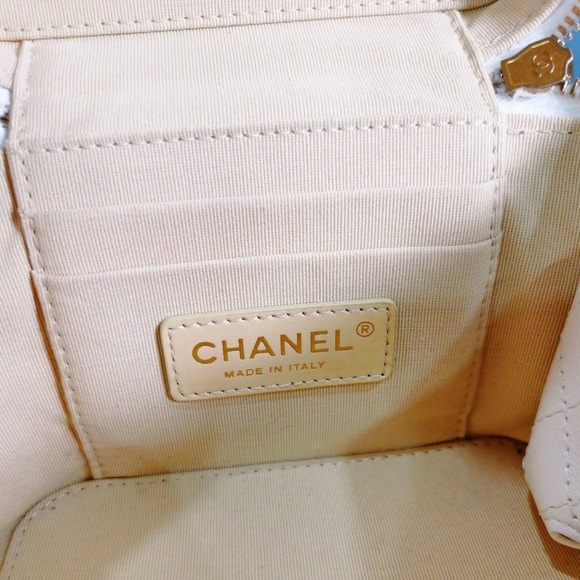 Chanel Chain Bar Vanity with Chain 22S Quilted Calfskin Small - Picture 6 of 9
